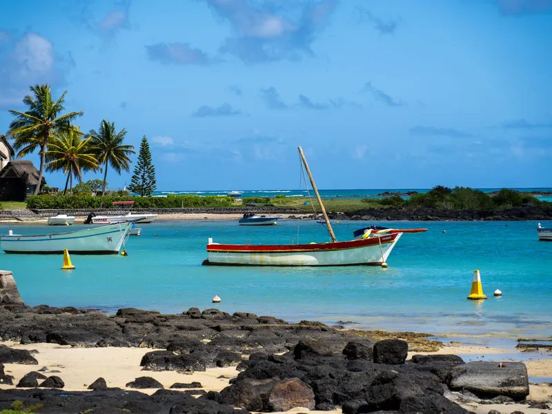 Fischerboote in einer türkisfarbenen Bucht auf Mauritius