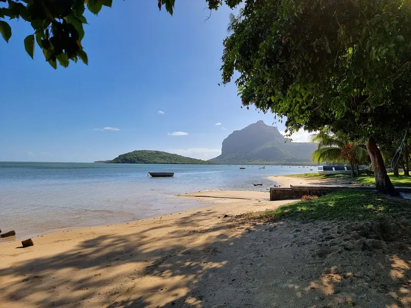 Sandstrand mit dem Le Morne Brabant jenseits der Lagune