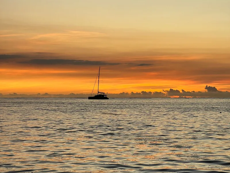 Segelboot bei Sonnenuntergang vor Grand Baie