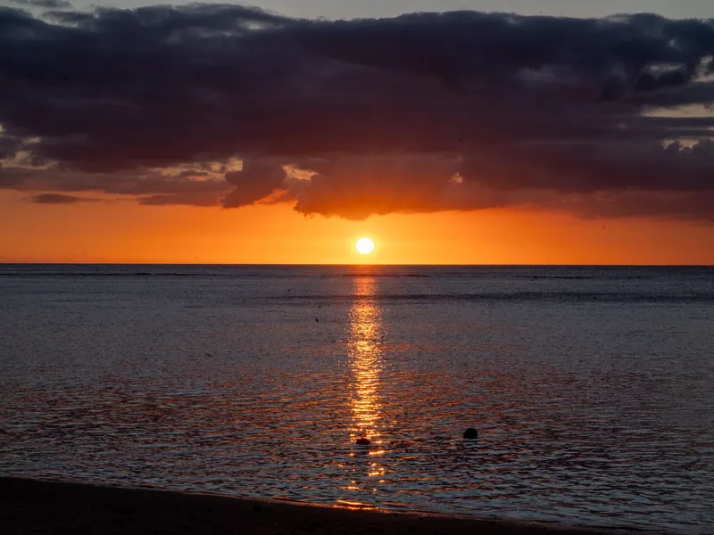 Sonnenuntergang über dem Meer, von einem Strand auf Mauritius aus